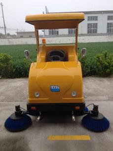 山東聊城供應(yīng)駕駛式道路清掃車(chē)